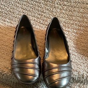 Women’s size 14M leather ballet flats pewter color me too brand